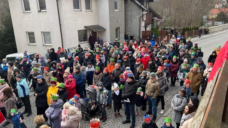 Orszak Trzech Króli 2023 w Bardzie. Nie dali się diabelskim figlom