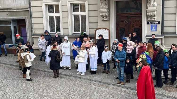 Orszak Trzech Króli 2023 w Bardzie. Nie dali się diabelskim figlom