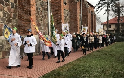 Orszak przeszedł wokół kościoła.