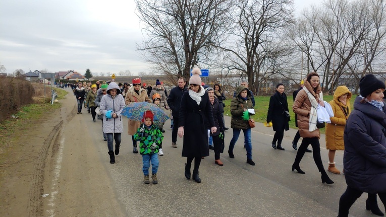 Orszak Trzech Króli 2023 w Łagiewnikach. Z radosnym śpiewem