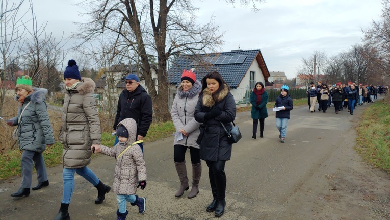 Orszak Trzech Króli 2023 w Łagiewnikach. Z radosnym śpiewem