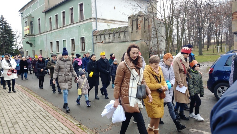 Orszak Trzech Króli 2023 w Łagiewnikach. Z radosnym śpiewem