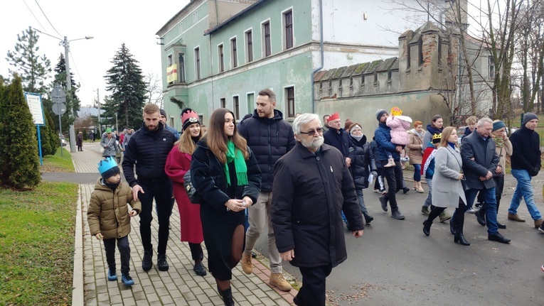 Orszak Trzech Króli 2023 w Łagiewnikach. Z radosnym śpiewem