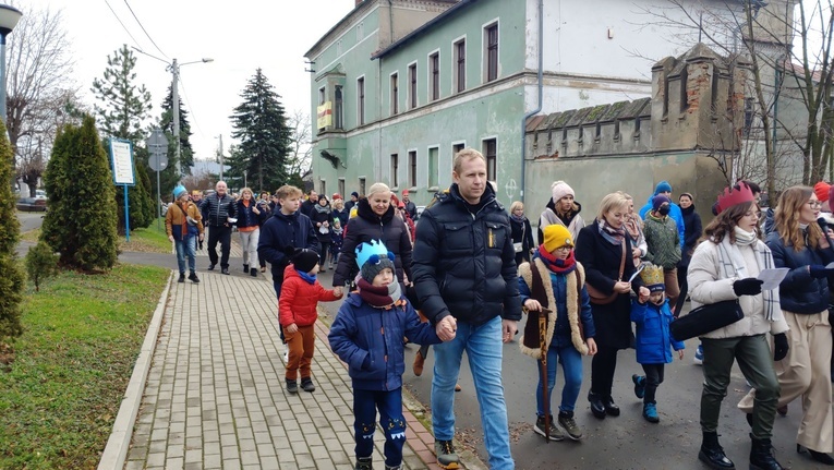 Orszak Trzech Króli 2023 w Łagiewnikach. Z radosnym śpiewem