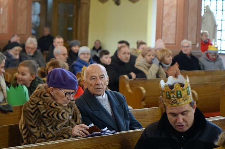 Orszak Trzech Króli 2023 w Walimiu. Z kościoła do kościoła