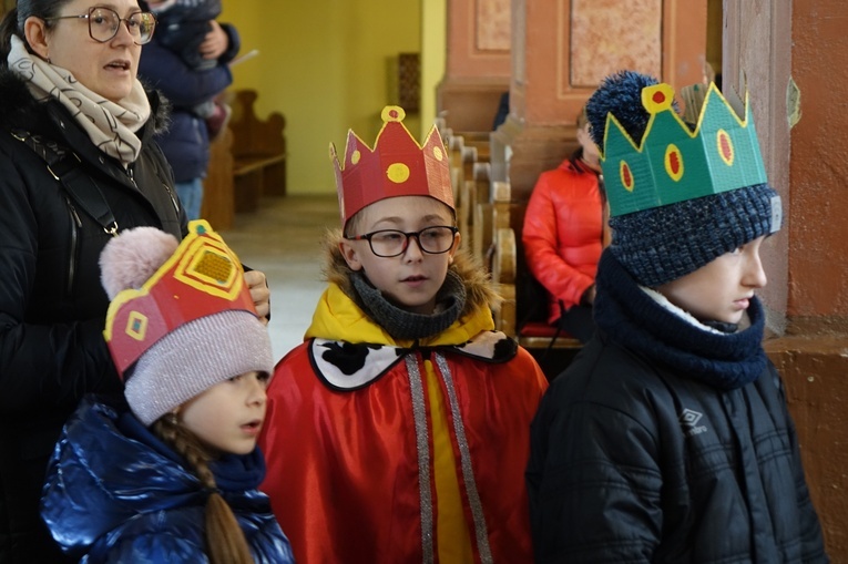 Orszak Trzech Króli 2023 w Walimiu. Z kościoła do kościoła