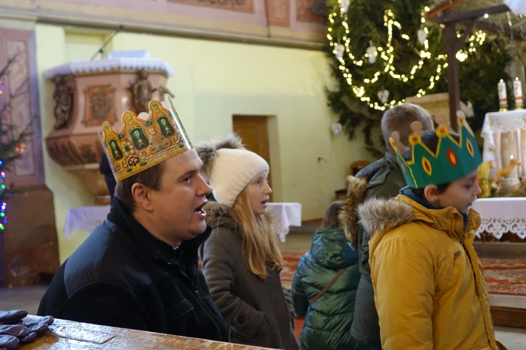 Orszak Trzech Króli 2023 w Walimiu. Z kościoła do kościoła