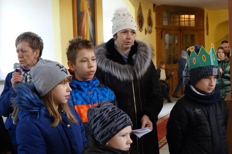 Orszak Trzech Króli 2023 w Walimiu. Z kościoła do kościoła