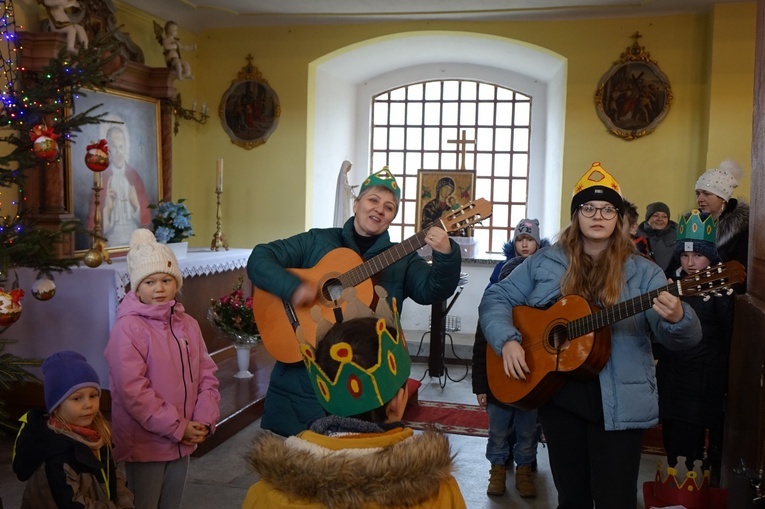 Orszak Trzech Króli 2023 w Walimiu. Z kościoła do kościoła