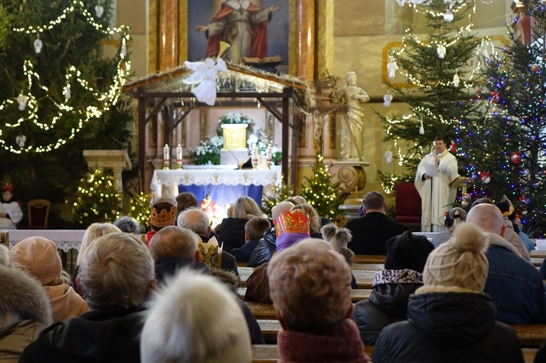 Orszak Trzech Króli 2023 w Walimiu. Z kościoła do kościoła