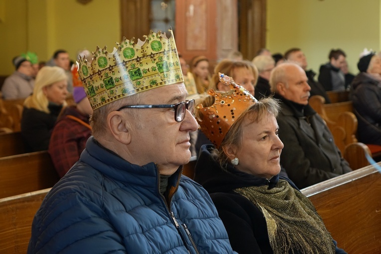 Orszak Trzech Króli 2023 w Walimiu. Z kościoła do kościoła