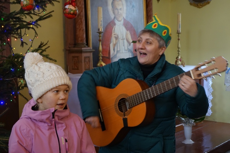 Orszak Trzech Króli 2023 w Walimiu. Z kościoła do kościoła