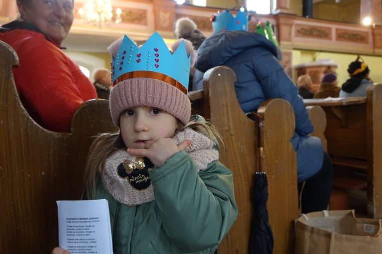 Orszak Trzech Króli 2023 w Walimiu. Z kościoła do kościoła