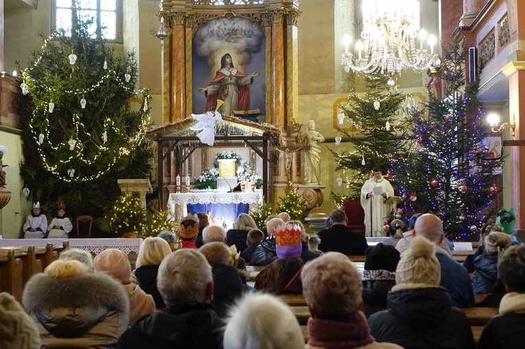 Orszak Trzech Króli 2023 w Walimiu. Z kościoła do kościoła