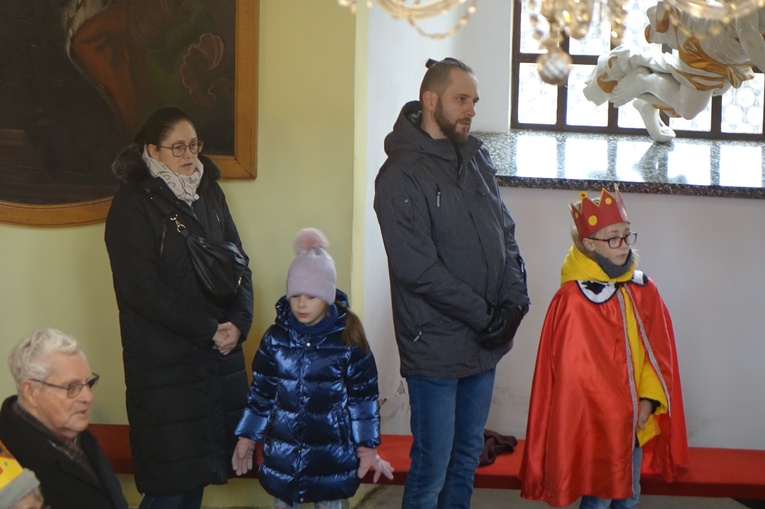 Orszak Trzech Króli 2023 w Walimiu. Z kościoła do kościoła