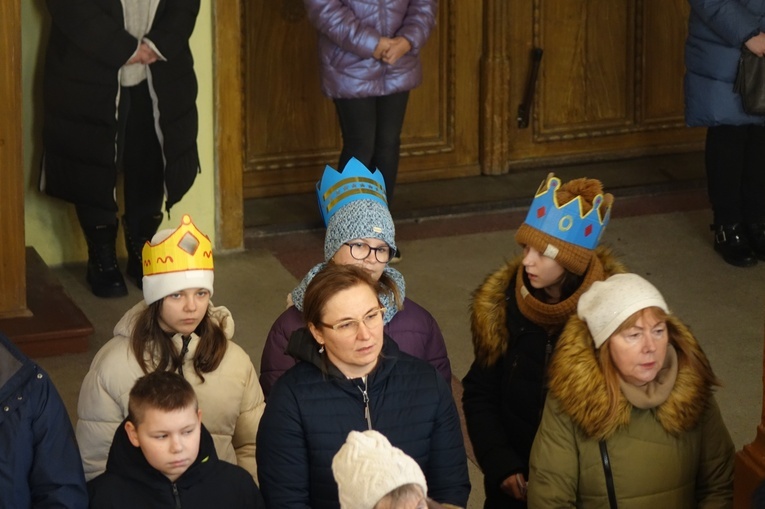 Orszak Trzech Króli 2023 w Walimiu. Z kościoła do kościoła