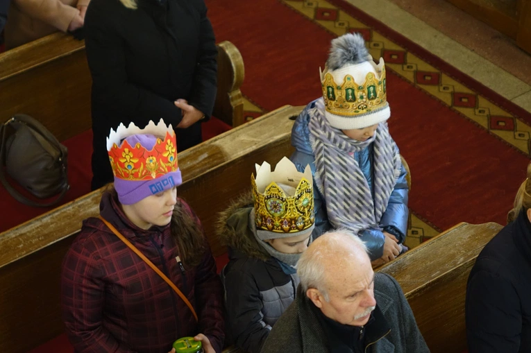 Orszak Trzech Króli 2023 w Walimiu. Z kościoła do kościoła