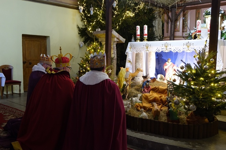 Orszak Trzech Króli 2023 w Walimiu. Z kościoła do kościoła