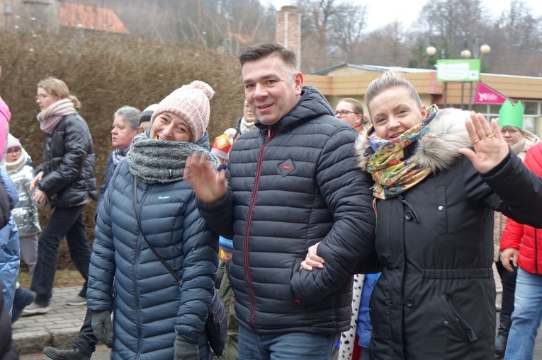 Orszak Trzech Króli 2023 w Walimiu. Z kościoła do kościoła