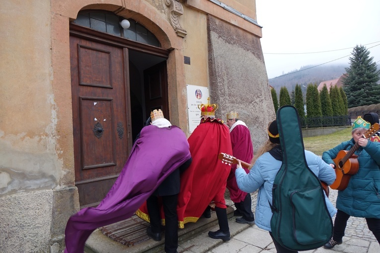 Orszak Trzech Króli 2023 w Walimiu. Z kościoła do kościoła