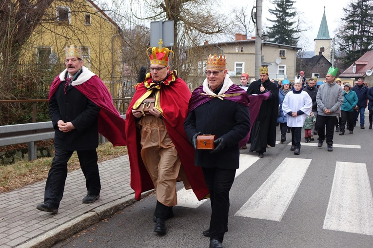Orszak Trzech Króli 2023 w Walimiu. Z kościoła do kościoła