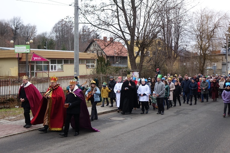 Orszak Trzech Króli 2023 w Walimiu. Z kościoła do kościoła