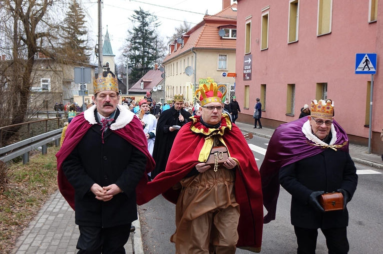 Orszak Trzech Króli 2023 w Walimiu. Z kościoła do kościoła