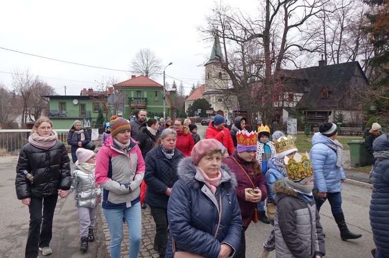 Orszak Trzech Króli 2023 w Walimiu. Z kościoła do kościoła