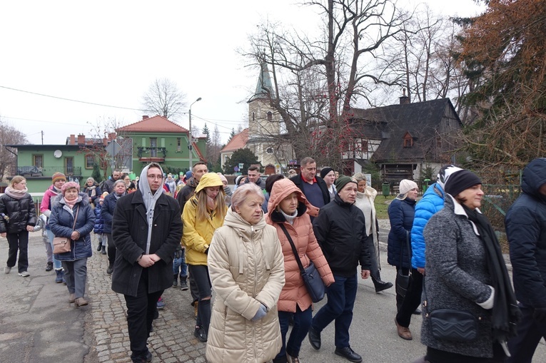 Orszak Trzech Króli 2023 w Walimiu. Z kościoła do kościoła