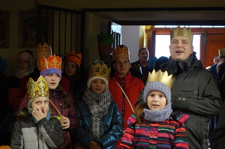 Orszak Trzech Króli 2023 w Walimiu. Z kościoła do kościoła