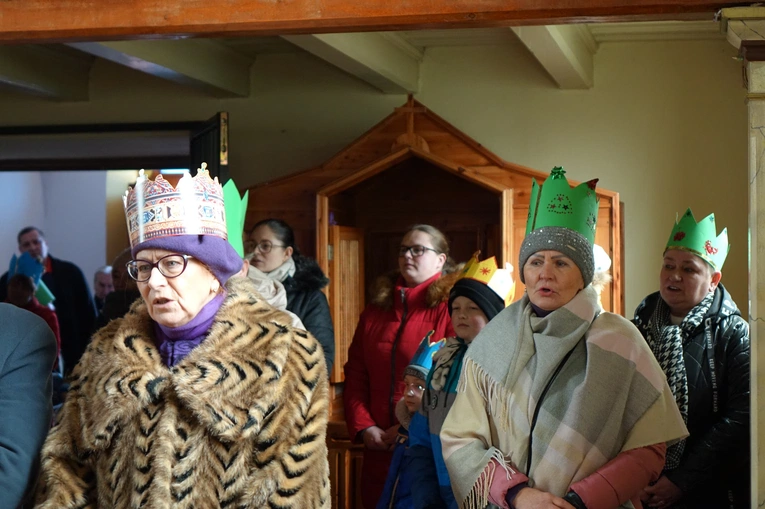 Orszak Trzech Króli 2023 w Walimiu. Z kościoła do kościoła