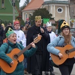 Orszak Trzech Króli 2023 w Walimiu. Z kościoła do kościoła