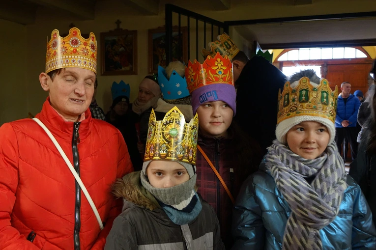 Orszak Trzech Króli 2023 w Walimiu. Z kościoła do kościoła