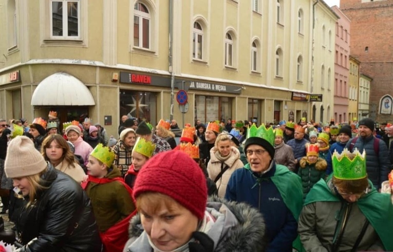 Orszak Trzech Króli 2023 w Ząbkowicach Śl. Kolędowali z Gennesaret