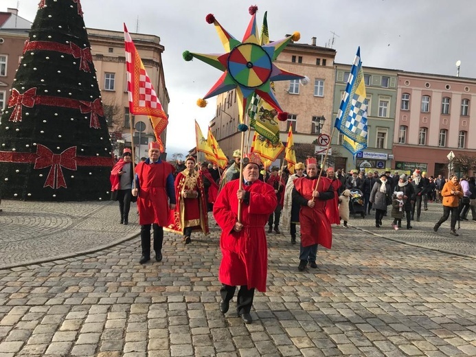 Orszak Trzech Króli 2023 w Ząbkowicach Śl. Kolędowali z Gennesaret