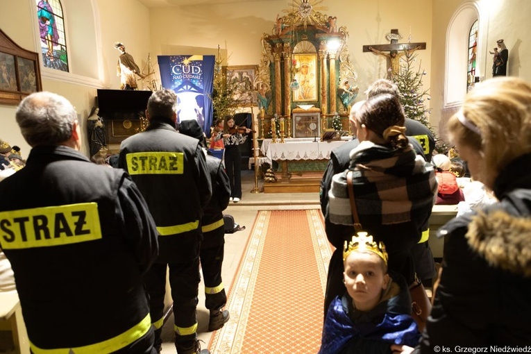 Uliczne jasełka i kolędowanie w Wilkowie