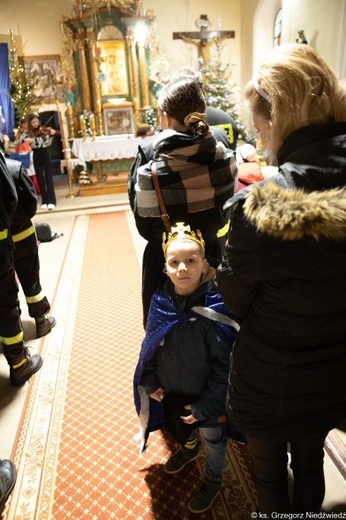 Uliczne jasełka i kolędowanie w Wilkowie