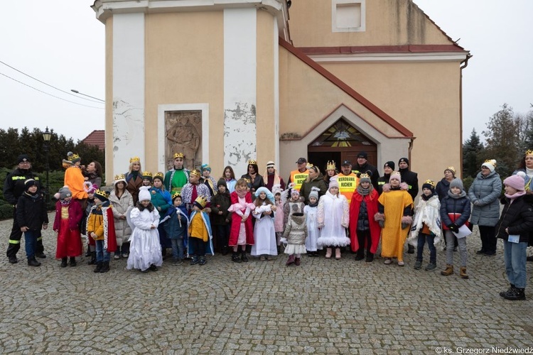 Uliczne jasełka i kolędowanie w Wilkowie