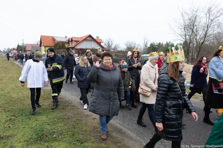 Uliczne jasełka i kolędowanie w Wilkowie