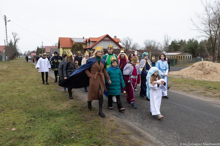 Uliczne jasełka i kolędowanie w Wilkowie