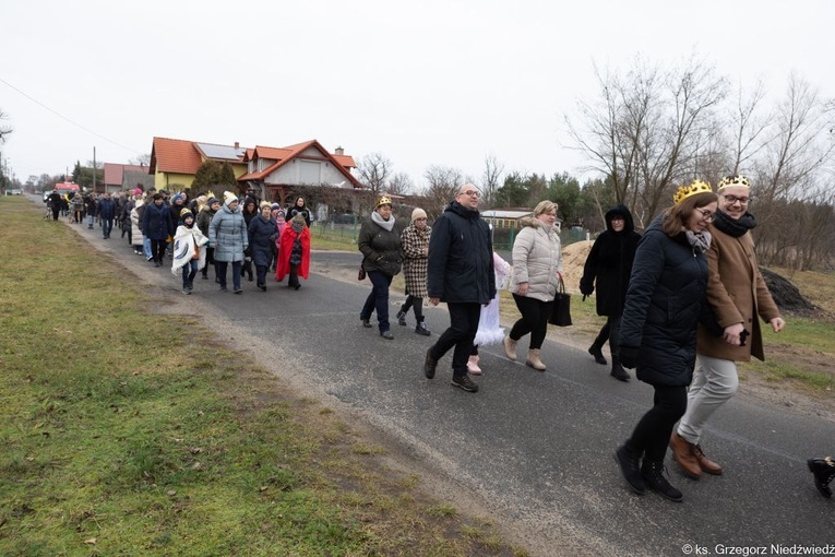 Uliczne jasełka i kolędowanie w Wilkowie