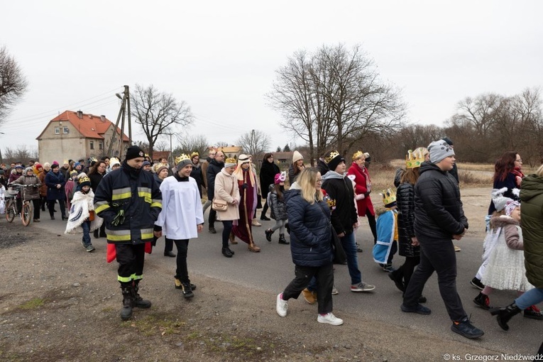 Uliczne jasełka i kolędowanie w Wilkowie