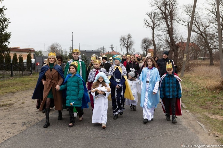 Uliczne jasełka i kolędowanie w Wilkowie