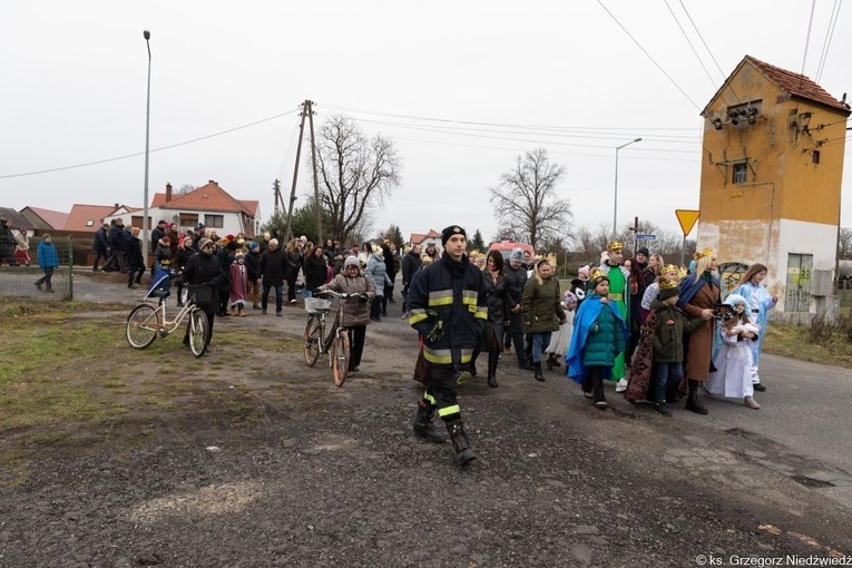 Uliczne jasełka i kolędowanie w Wilkowie