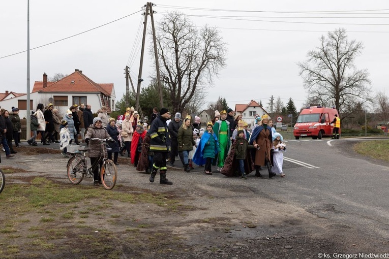 Uliczne jasełka i kolędowanie w Wilkowie