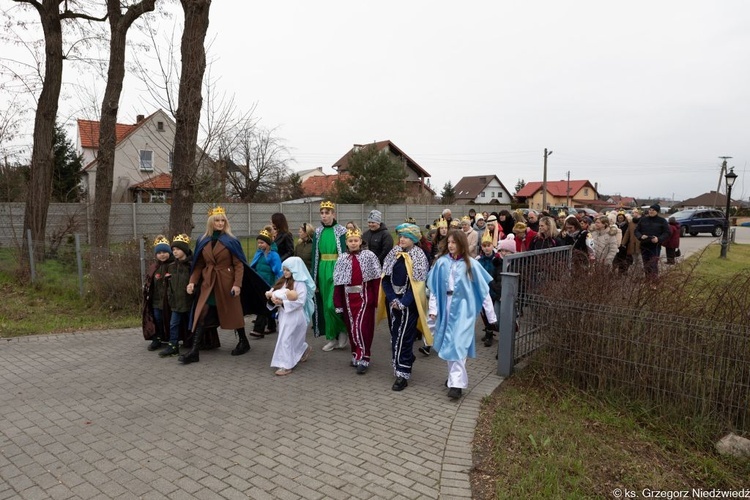 Uliczne jasełka i kolędowanie w Wilkowie