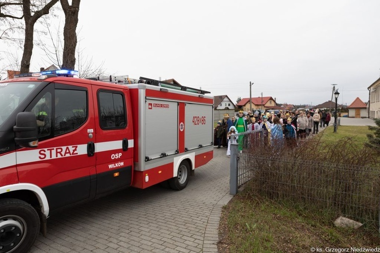 Uliczne jasełka i kolędowanie w Wilkowie