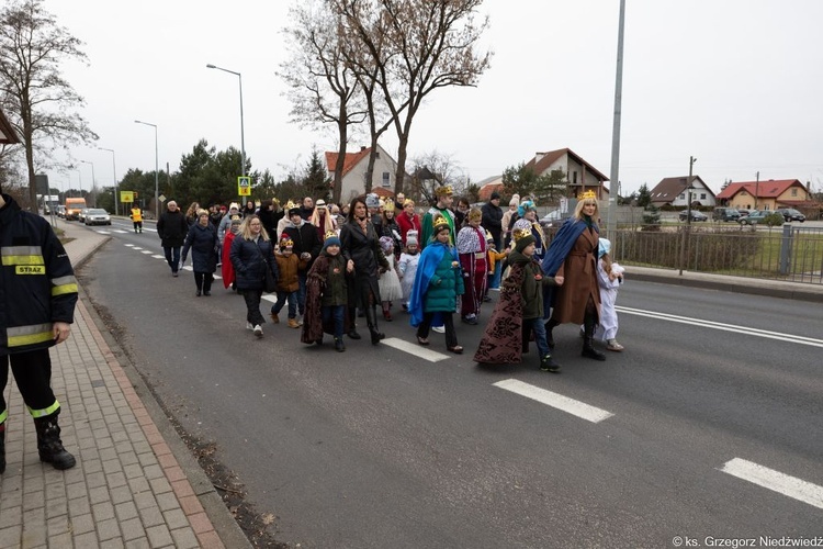 Uliczne jasełka i kolędowanie w Wilkowie