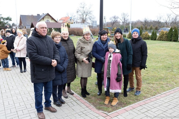 Uliczne jasełka i kolędowanie w Wilkowie