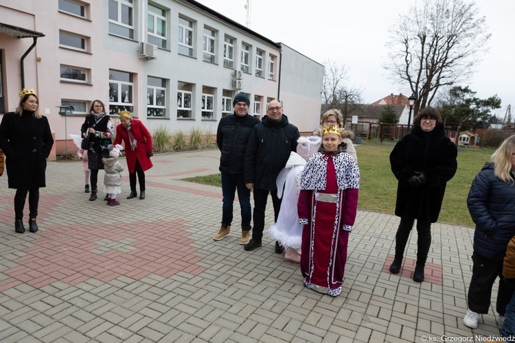 Uliczne jasełka i kolędowanie w Wilkowie